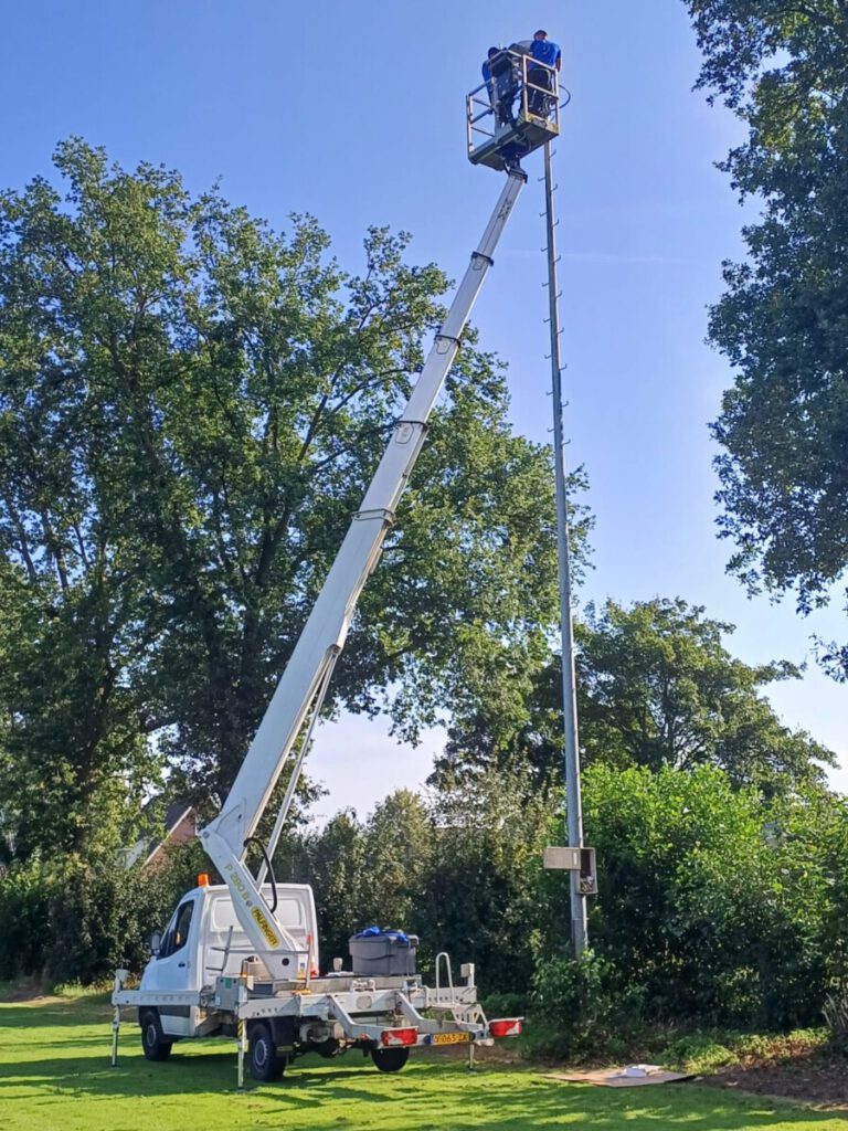 Weer stappen naar duurzaamheid: Nieuwe LED-lampen geplaatst op het zij-veld